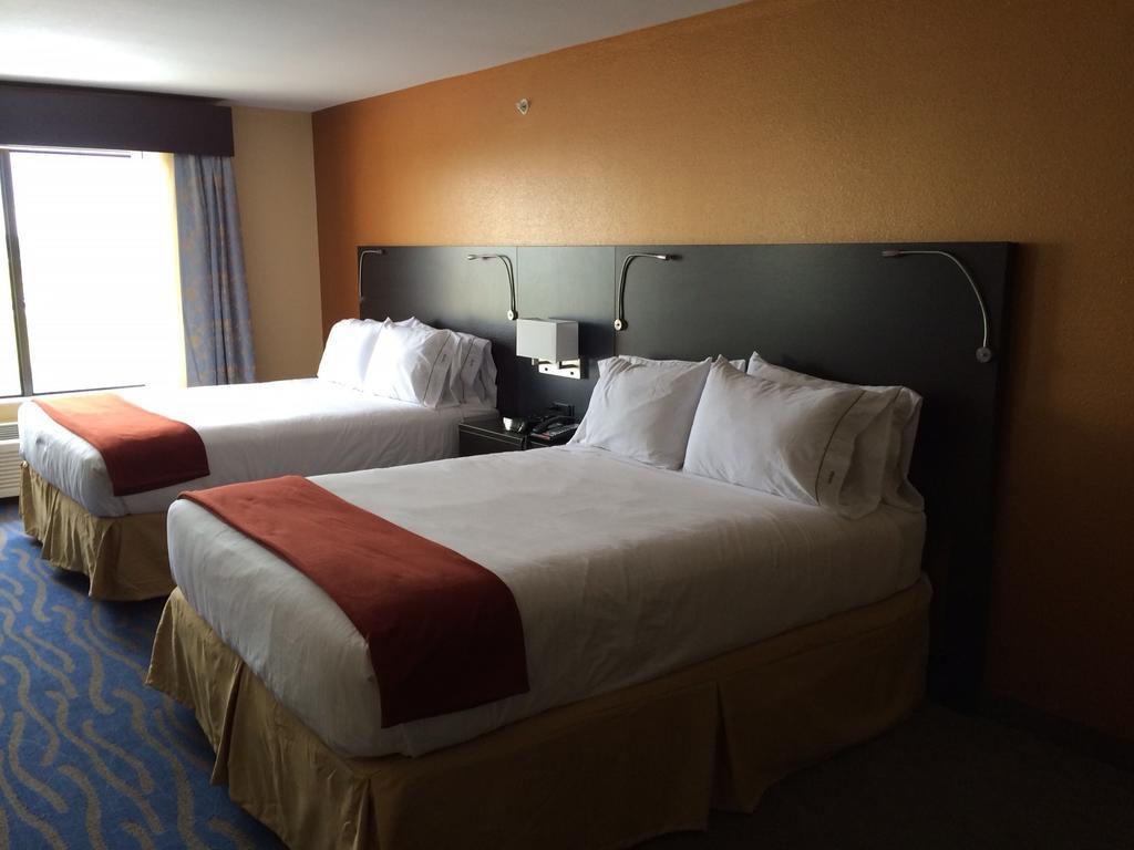 Holiday Inn Express & Suites St Louis Airport By Ihg Woodson Terrace Pokoj fotografie